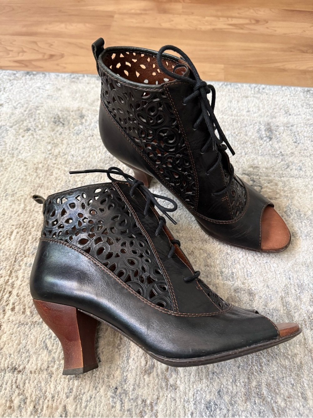 Anthropologie Naya Fennel Leather Laser Cut Peep Toe Bootie Boot Black Size 8M